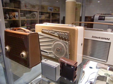 Schöne alte Kofferradios